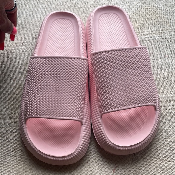 Women’s size 9 platform slides - Picture 2 of 4